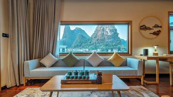 Luxury Suite, Hill View | Living room