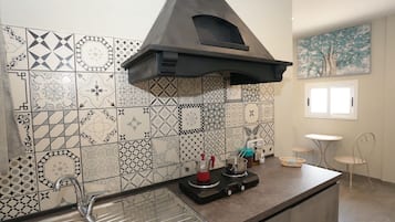 Deluxe Studio, 1 Queen Bed, Sea View | Private kitchen