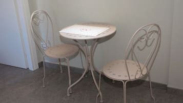 Deluxe Studio, 1 Queen Bed, Sea View | Living area