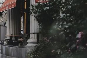 Outdoor dining - Atour Hotel Nanjing East Road, Shanghai on the Bund (Shanghai)