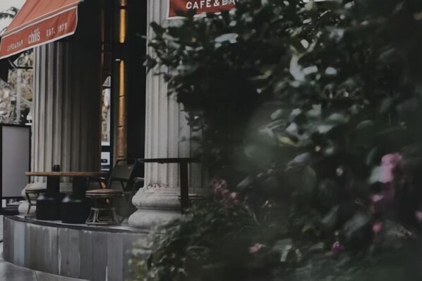 Outdoor dining - Atour Hotel Nanjing East Road, Shanghai on the Bund (Shanghai)