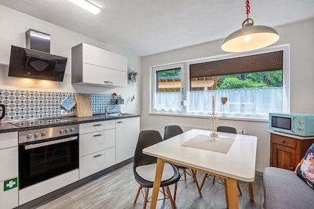 冷蔵庫、電子レンジ、オーブン、コンロ. Schwarzwaldmarie Apartment – Renovated, Balcony & Terrace, Skiing, Feldberg, Todtnau