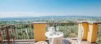 Villa Ovidia Grande: A three-story age-old farm house surrounded by the greenery, with Free WI-FI.