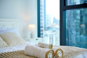 Room - High-Rise Luxe Southbank 2BR w/Pool, Gym & Views (Southbank)