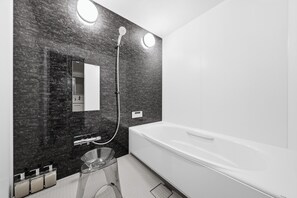 Appartement | Salle de bain | Ensemble baignoire-douche, articles de toilette (gratuits)