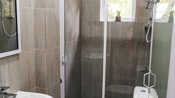 Kahden hengen comfort-huone, 1 keskisuuri parisänky, keittotila | Kylpyhuone