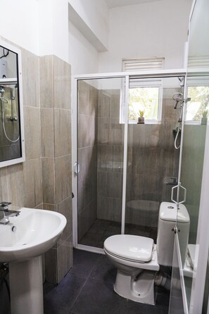 Kahden hengen comfort-huone, 1 keskisuuri parisänky, keittotila | Kylpyhuone