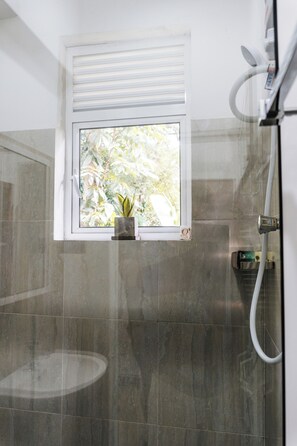 Habitación doble Confort, 1 cama Queen size, cocineta | Baño | Regadera, toallas, jabón, shampoo