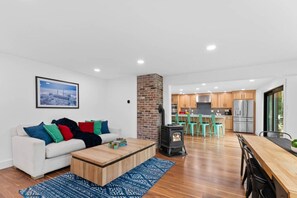 TV, fireplace, stereo - Mountain Magic! Hidden Door| Hot tub| Arcade| View (Bartlett)