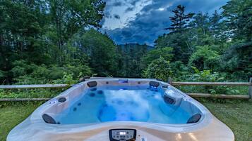 Bañera de hidromasaje al aire libre