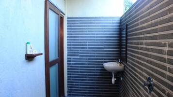 Standard Double Room, Balcony, Courtyard View | Bathroom