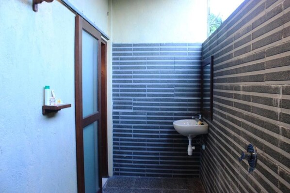 Standard Double Room, Balcony, Courtyard View | Bathroom | Towels