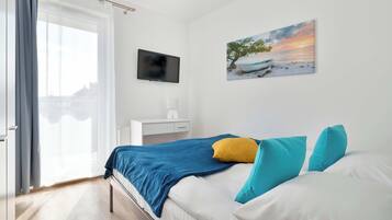 2 bedrooms, desk, iron/ironing board, travel cot