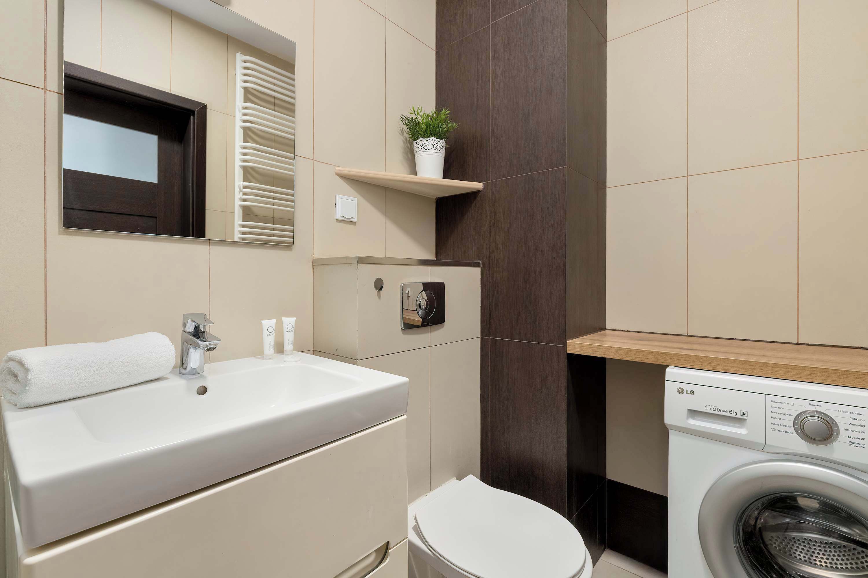 Douche, séchoir à cheveux, serviettes fournies, shampooing