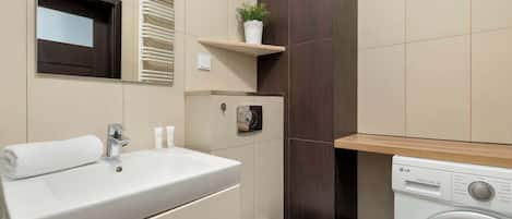 Douche, séchoir à cheveux, serviettes fournies, shampooing