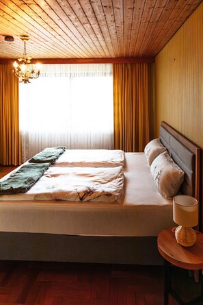 3 bedrooms, bed sheets