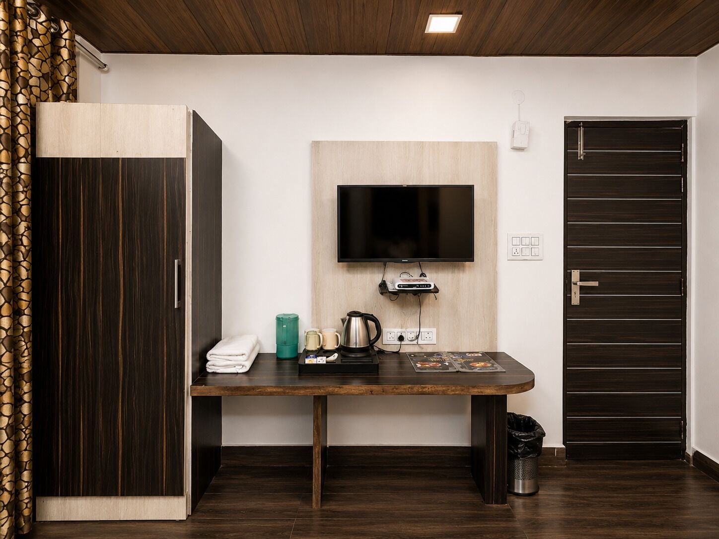 Chambre Exécutive | Espace de travail pour ordinateur portable, fer et planche à repasser
