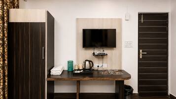 Chambre Exécutive | Espace de travail pour ordinateur portable, fer et planche à repasser