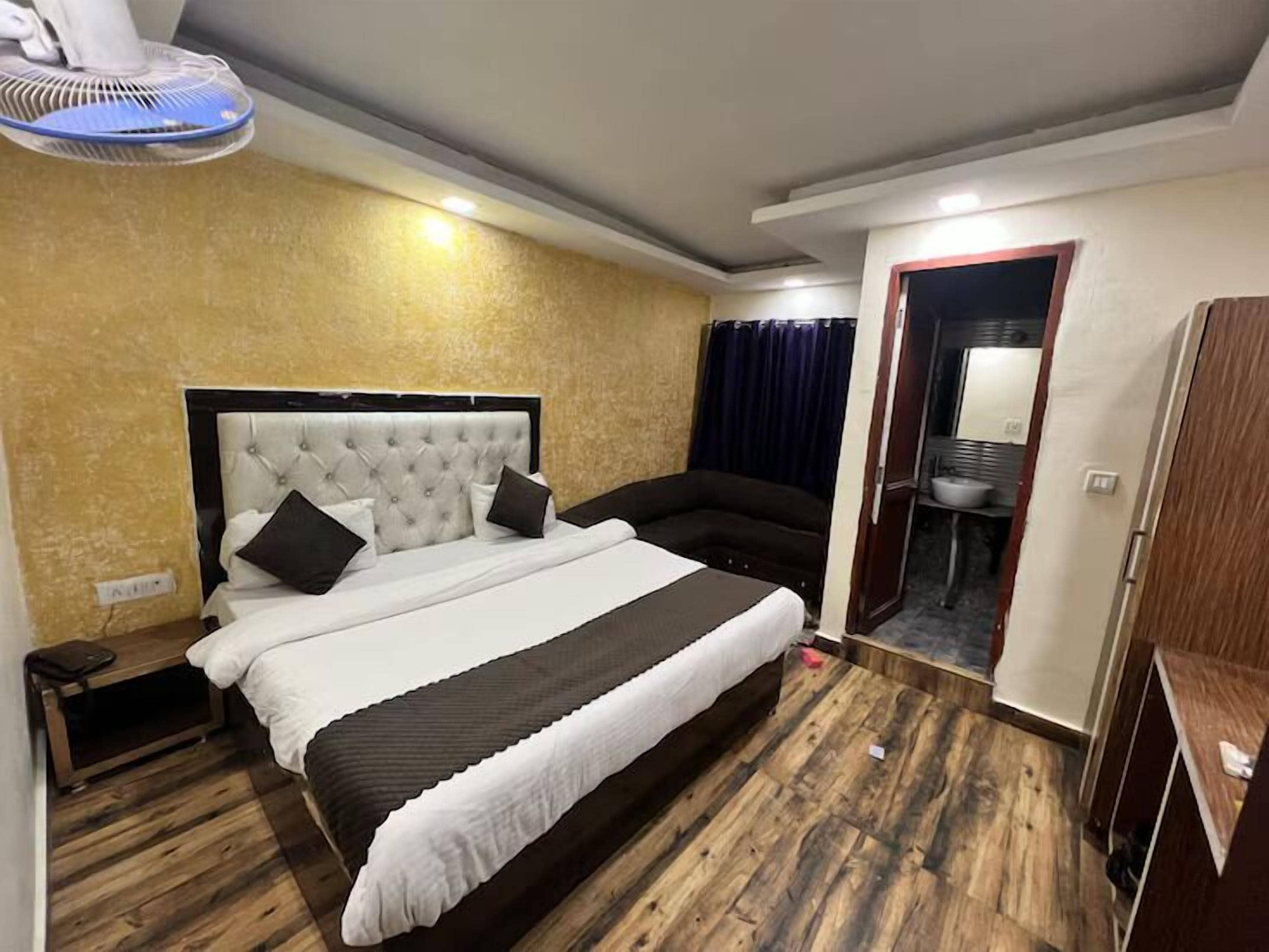 Executive Room | Laptop workspace, iron/ironing board, free WiFi, bed sheets