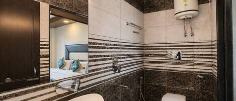 Un baño moderno con un lavamanos ovalado grande, un inodoro, una ducha y un espejo.