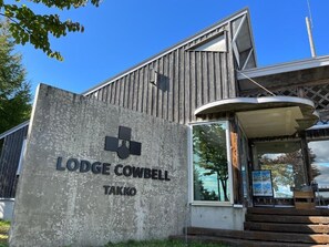 Exterior detail - Lodge Cowbell (Takko)