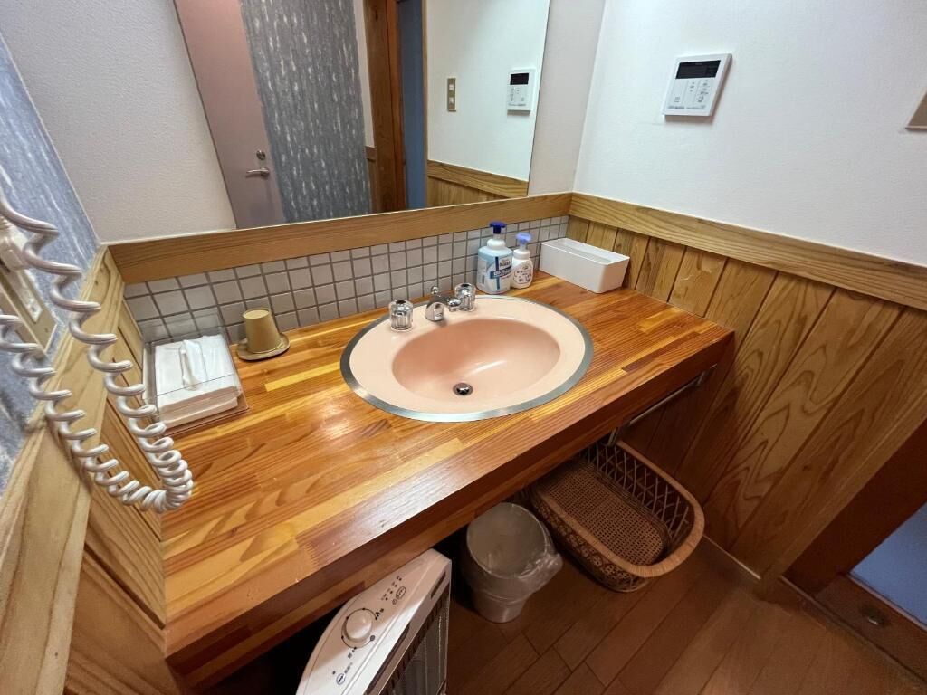 Chambre Triple, balcon, vue montagne | Salle de bain