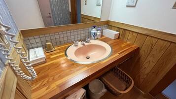 Chambre Triple, balcon, vue montagne | Salle de bain