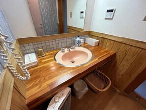 Chambre Triple, balcon, vue montagne | Salle de bain