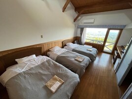 Quarto triplo básico, sacada, vista para a montanha | Escrivaninha, cortinas blackout