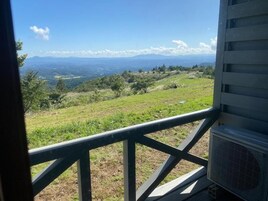 Quarto triplo básico, sacada, vista para a montanha | Área da propriedade