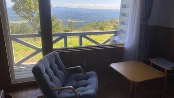 Basic Triple Room, Balcony, Mountain View | Living area