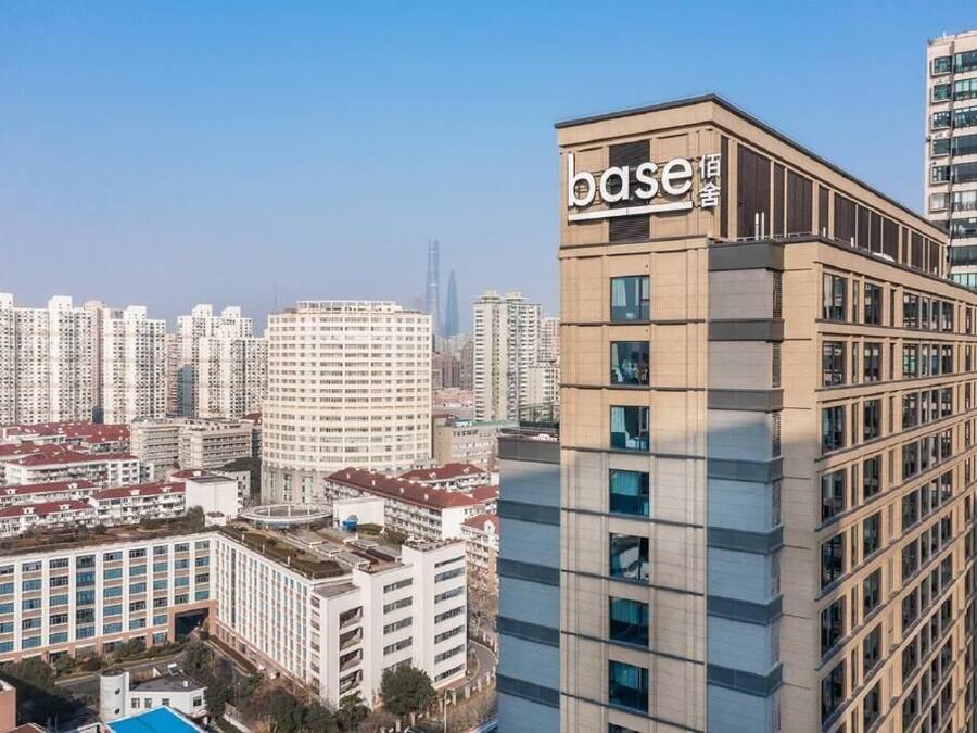 Un edificio de varios pisos con el letrero 'base' en la parte superior.