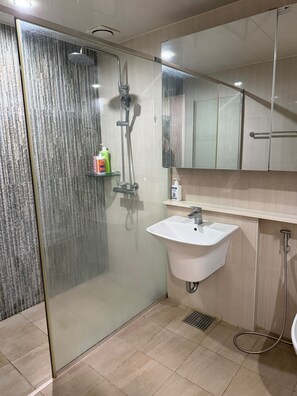Shower, hair dryer, bidet, towels - Clark Central 1BR Stay (Angeles)