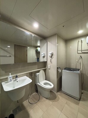 Shower, hair dryer, bidet, towels - Clark Central 1BR Stay (Angeles)