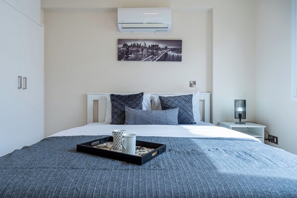 Departamento, 2 habitaciones, cocina, vista a la ciudad | Sábanas de algodón egipcio y ropa de cama de alta calidad 