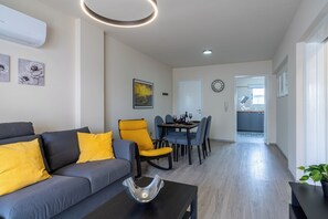 Departamento, 2 habitaciones, cocina, vista a la ciudad | Área de sala de estar | Smart TV de 50 pulgadas con canales digitales y Netflix 