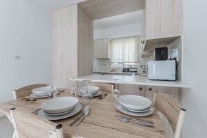 Apartment, Balcony, Sea View | Tempat makan