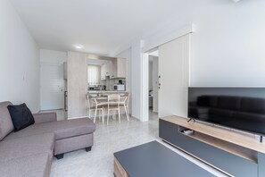 Apartment, Balcony, Sea View | Ruang tamu