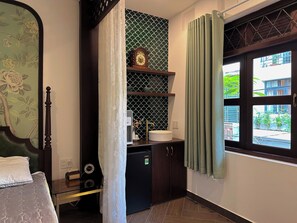 Quarto solteiro com design assinado, 1 cama King, vista para o jardim | Quartos à prova de som, ferros/tábuas de passar roupa, Wi-Fi de cortesia