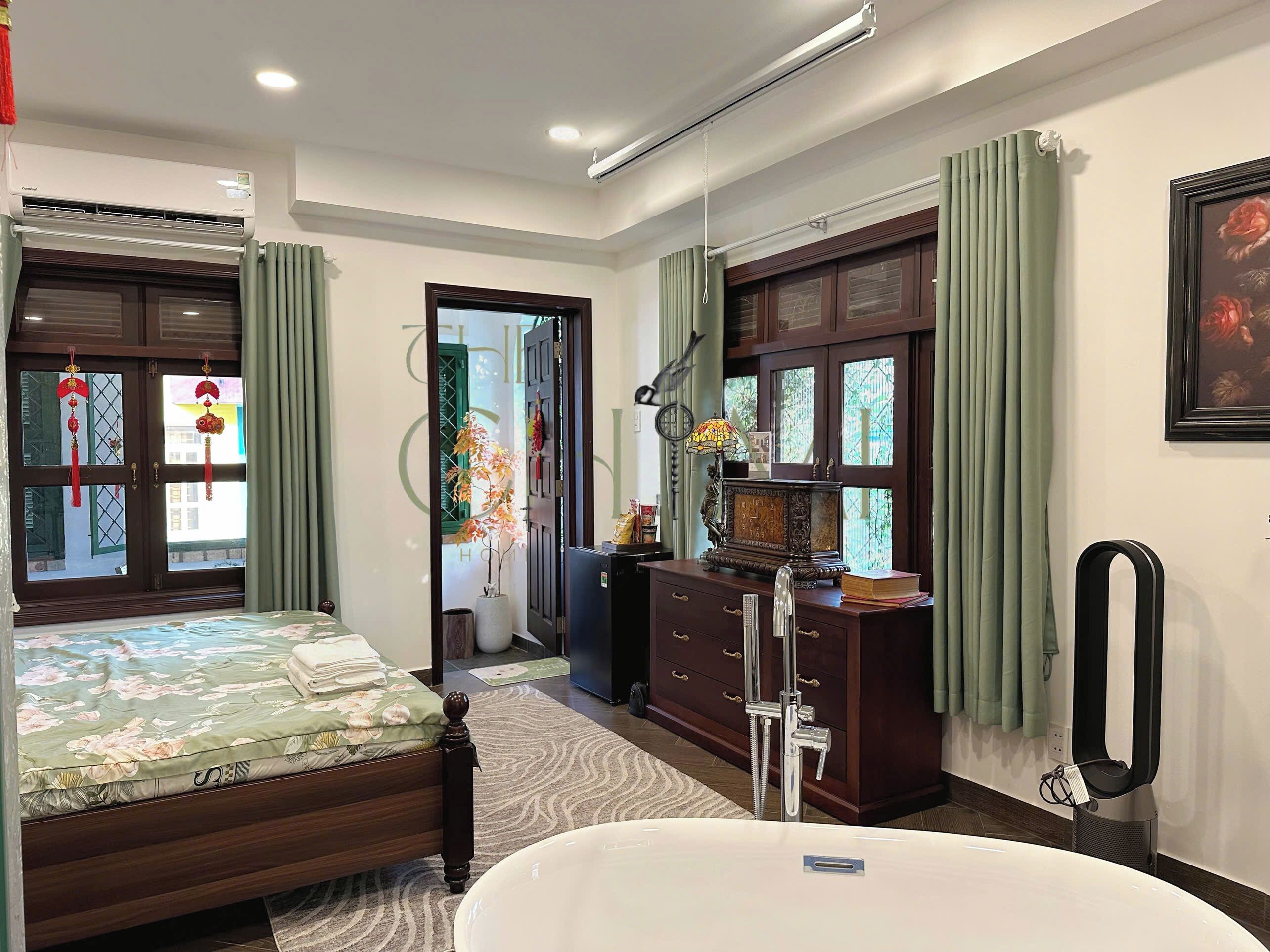 Kahden hengen design-huone yhdelle, 1 suuri parisänky, näköala pihalle