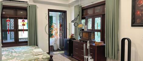 Design Double Room Single Use, 1 King Bed, Courtyard View | Soundproofing, iron/ironing board, free WiFi