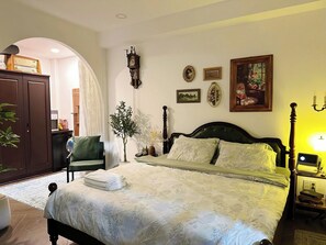 Estúdio real, 1 cama King, vista para o jardim | Quartos à prova de som, ferros/tábuas de passar roupa, Wi-Fi de cortesia