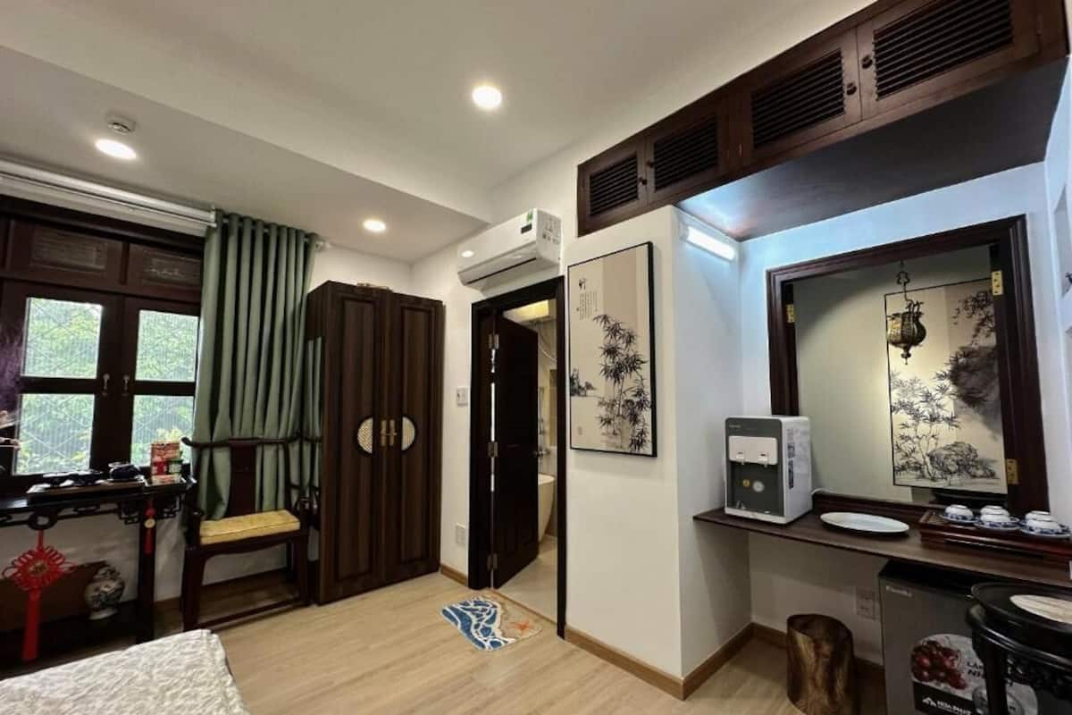 Classic Studio, 1 King Bed, Garden View