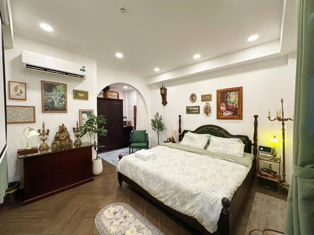 Royal Studio, 1 King Bed, Garden View