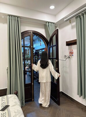 Royal Studio, 1 King Bed, Garden View | Soundproofing, iron/ironing board, free WiFi - The ChiMi Homestay & Coffee (TP. Ho Chi Minh)