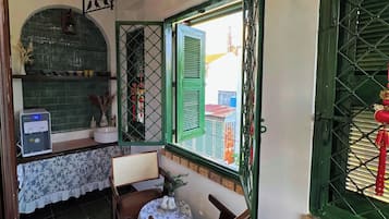 Dobbeltrom for 1 person – design, 1 kingsize-seng, bakgårdsutsikt | Spiseområde