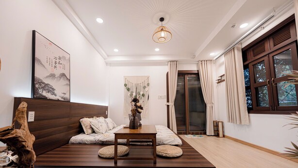 Una sala de estar moderna con un sofá, una mesa de centro y un elemento decorativo en la pared.