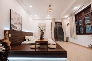 Una sala de estar moderna con un sofá, una mesa de centro y un elemento decorativo en la pared.