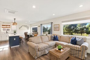 Smart TV, fireplace - Steps to the Beach! Ocean-View Home Mins from Seabrook — Sleeps 10! (Pacific Beach)