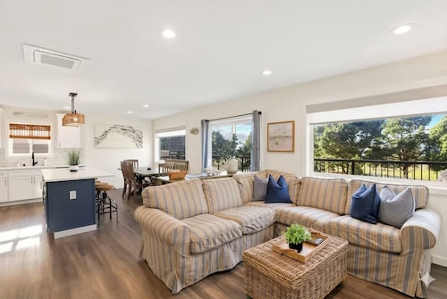Steps to the Beach! Ocean-View Home Mins from Seabrook — Sleeps 10!